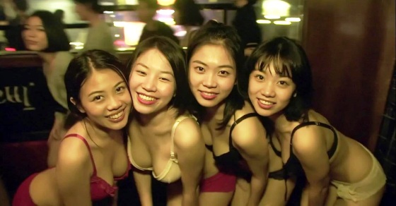 ヤンゴンのナイトクラブの女の子4人